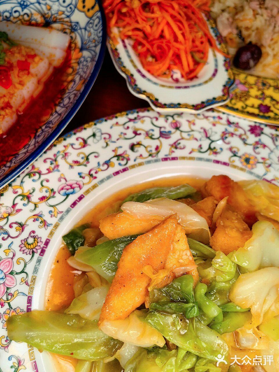 大盘鸡 来到他家大盘鸡都是首选美味了，一大盘上来
