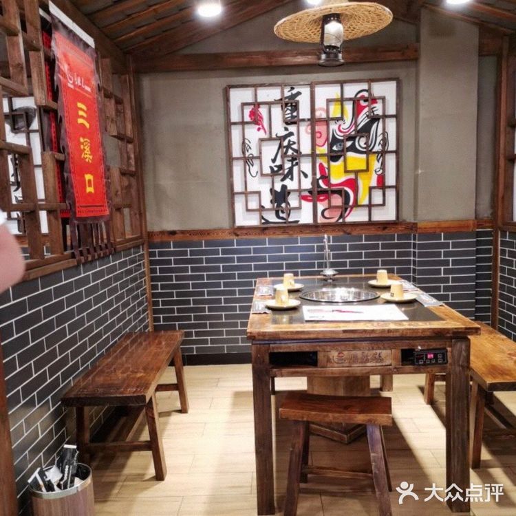 环境：环境老式风格 服务：服务好上菜快  朋友一起聚