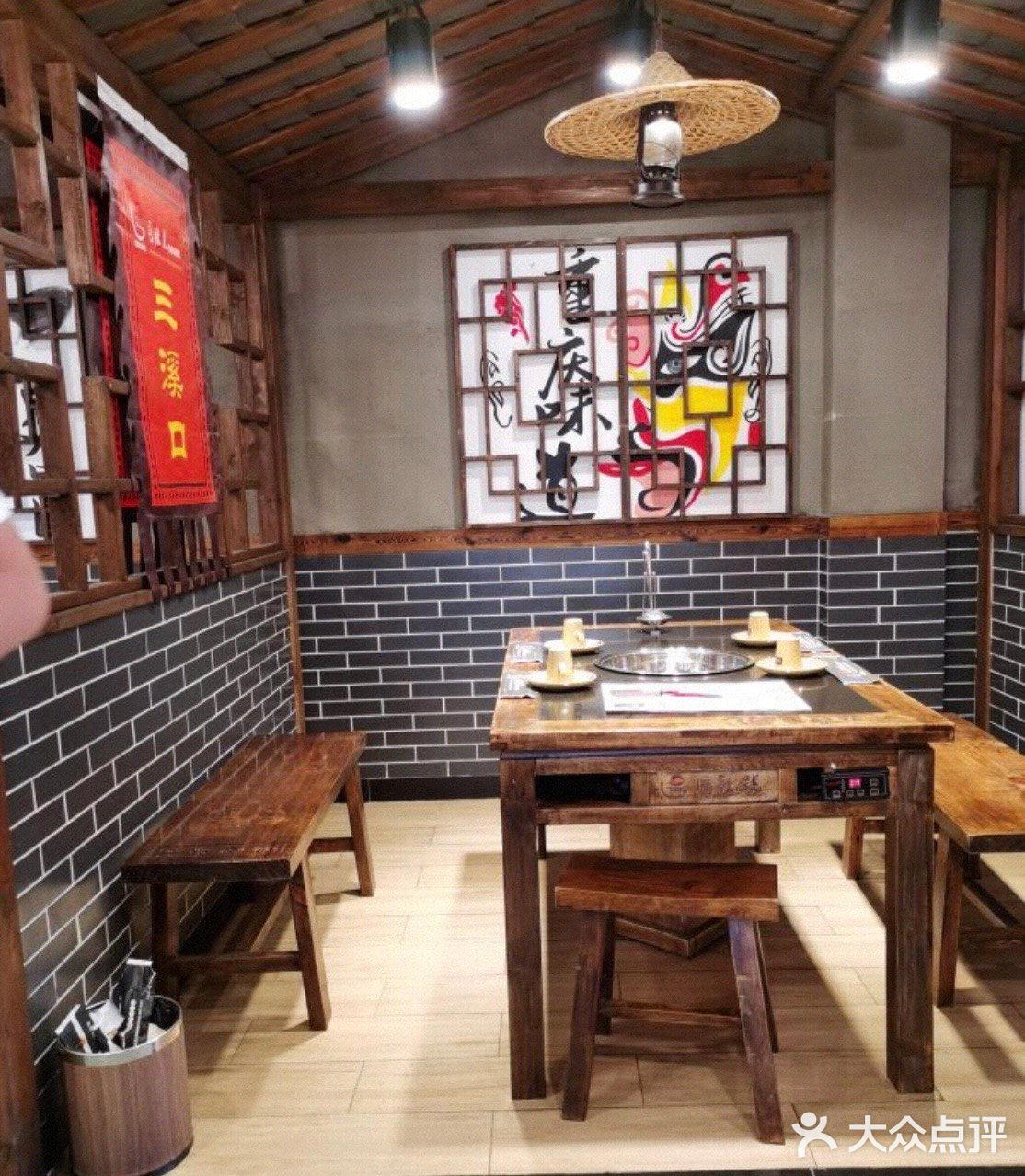 环境：环境老式风格 服务：服务好上菜快  朋友一起聚