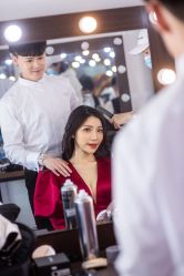 -现代经典婚纱摄影