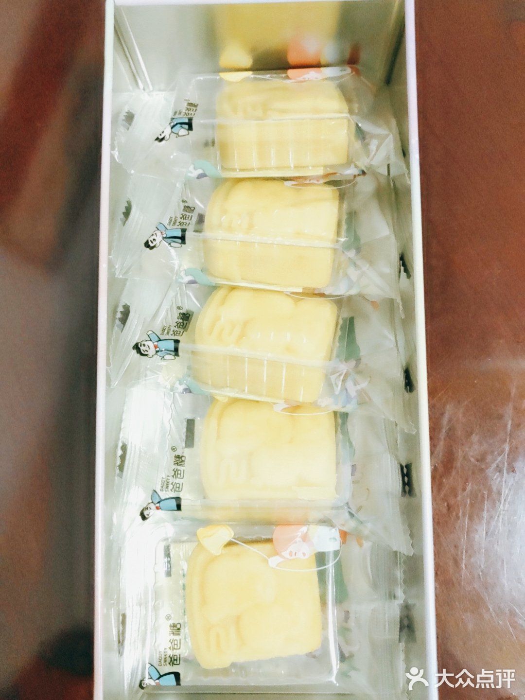 外卖买了两包爸爸糖吐司和一个铁盒装的甜品