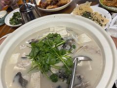 富春江鱼头豆腐汤-芦茨金富饭庄·25年老字号·专做稻草鸡