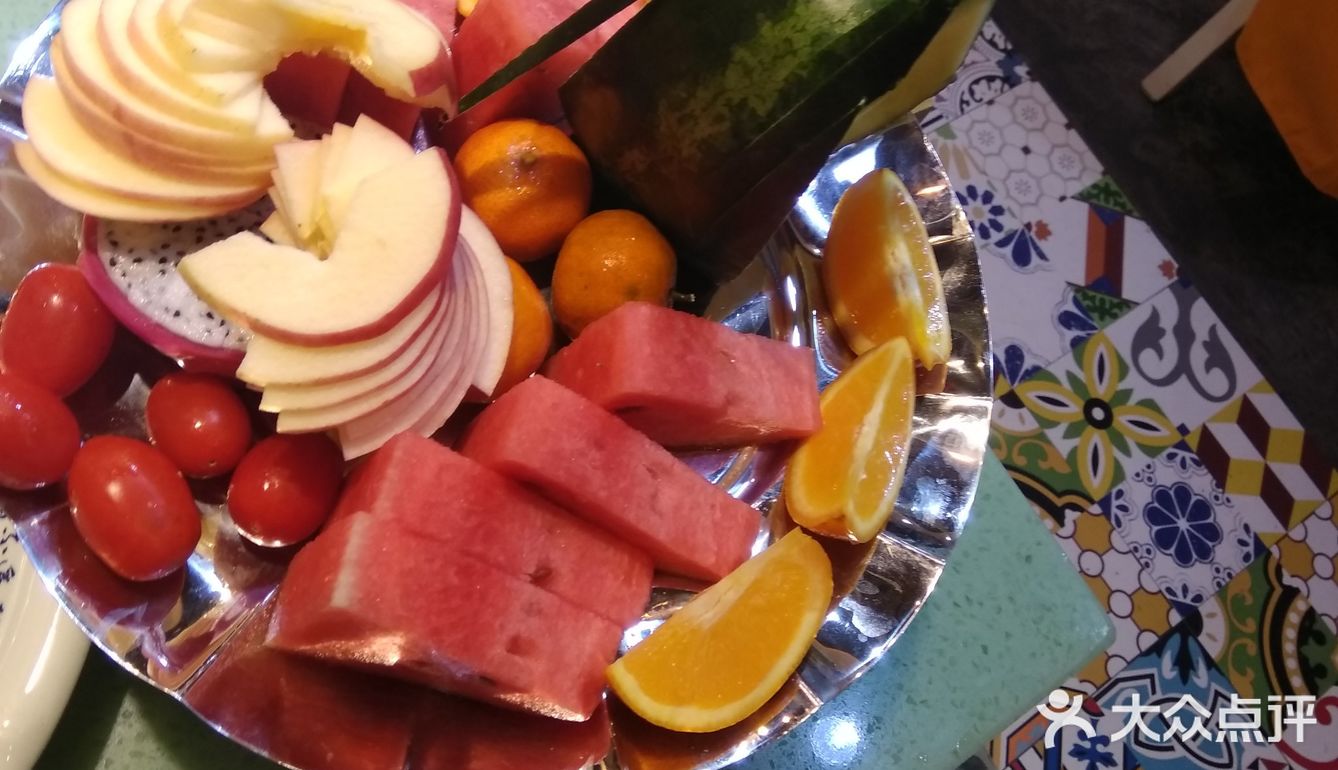 看环境，应该是喝咖啡的地吧，实际上是一个烫火锅的地儿