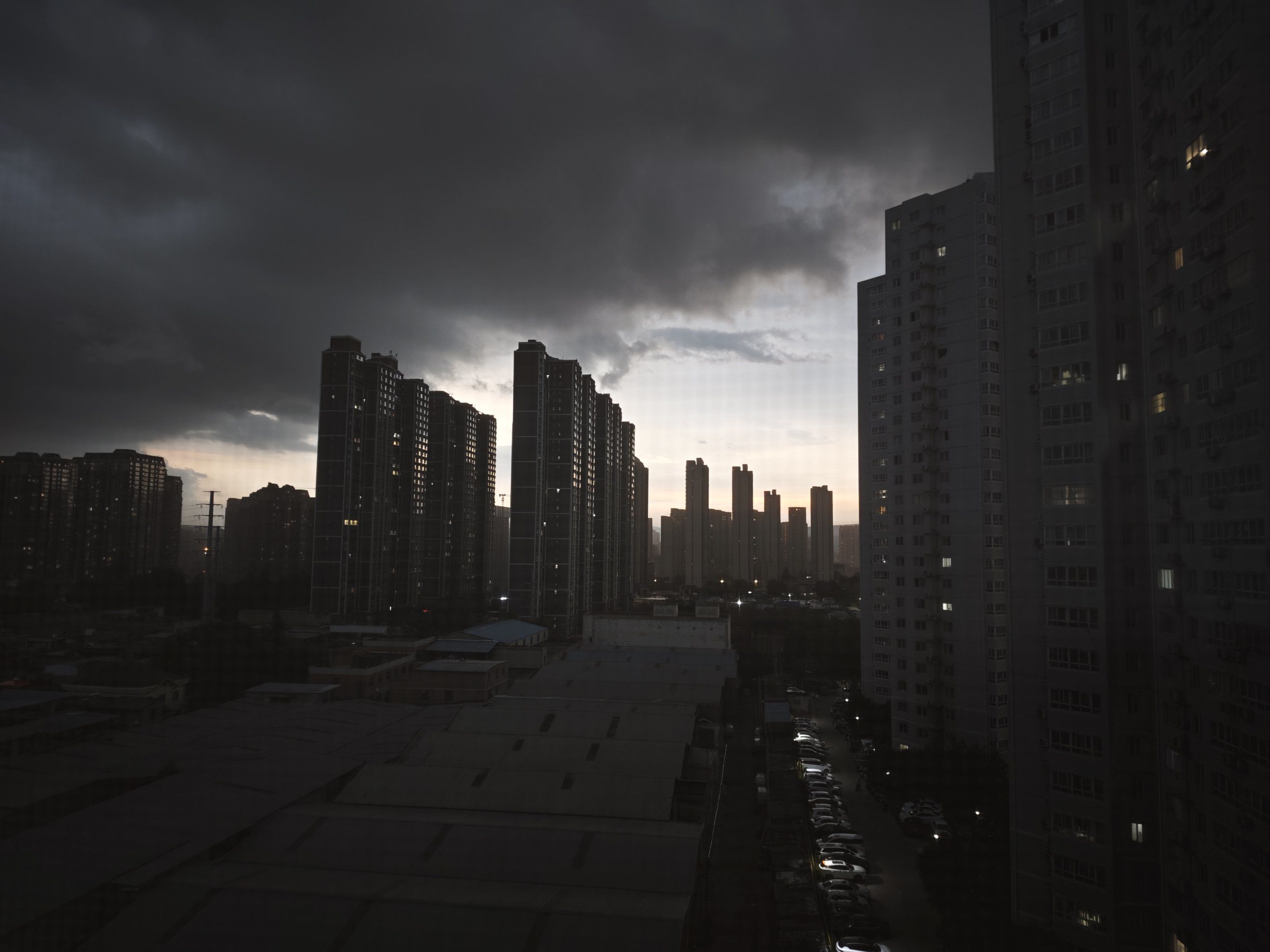 压顶,但东郊没怎么下雨,朋友圈倒是淹了不少地方#想看看你拍的天空