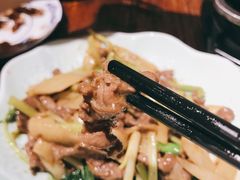 姜片香芹炒黄牛肉-秋色客家菜(南山店)