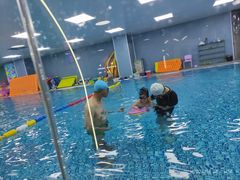 -蓝鲸奇亲子游泳俱乐部