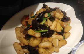 Green Garlic and Water Chestnut Stir-Fried with Pork Slices