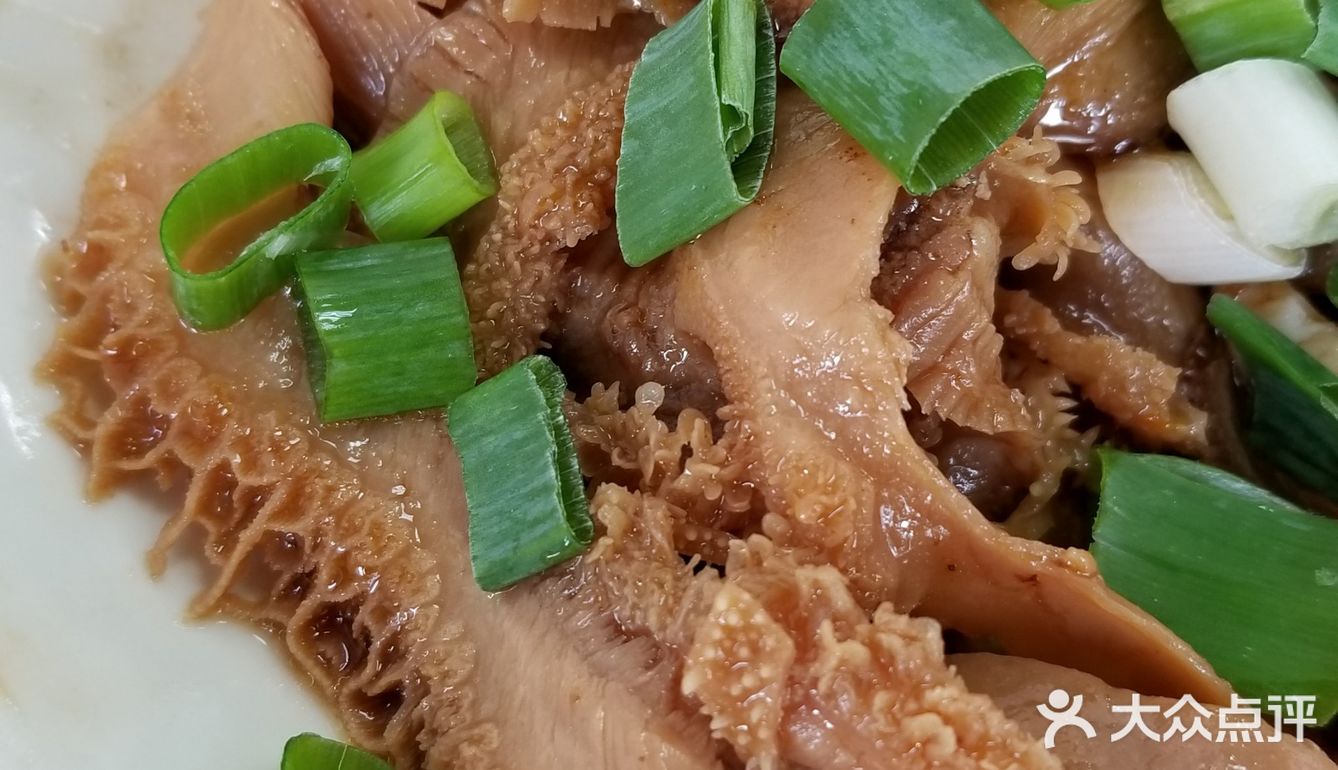 面很劲道，汤头馥郁，筋膜炖到半透明