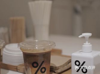 手扶梯旁边，位置还是比较好找的