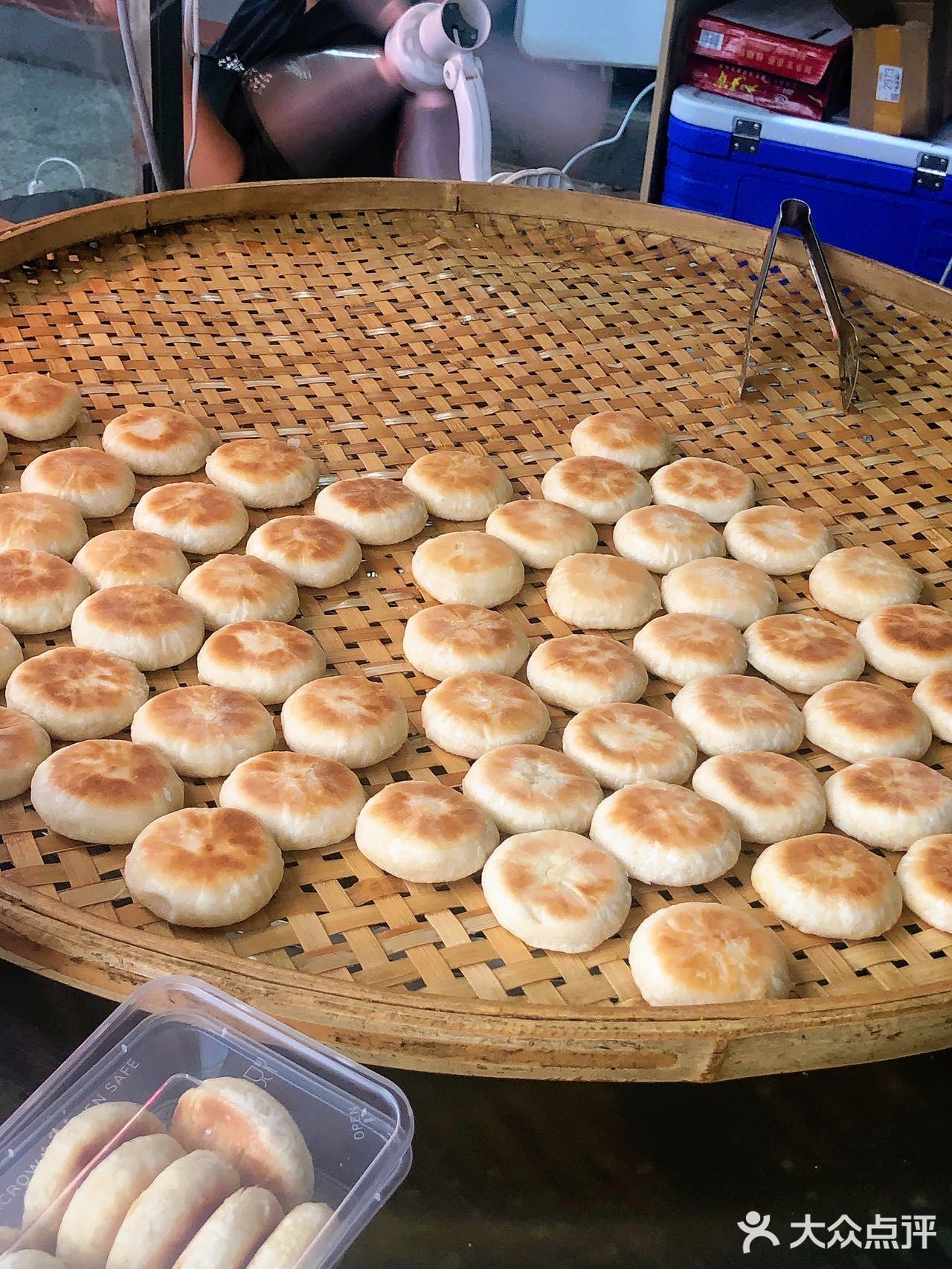 在龙洞美食街里藏了一家专卖绿豆饼的小摊,就在龙洞小学