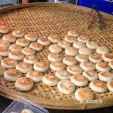 在龙洞美食街里藏了一家专卖绿豆饼的小摊,就在龙洞小学