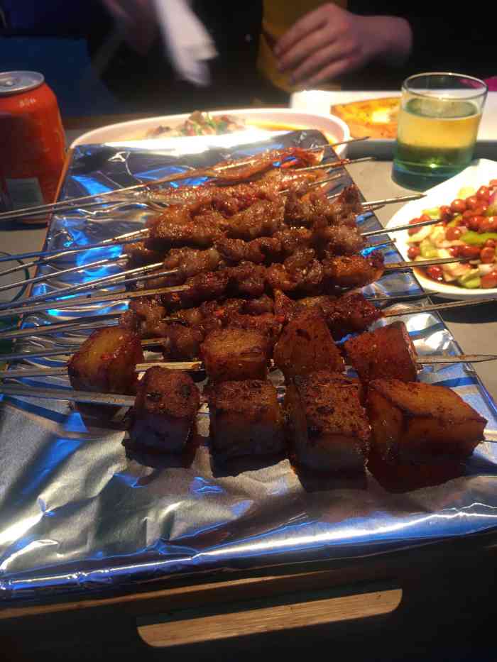 小二哥的夜(延长路店)-"7815家附近的烧烤店,环境不错,挺干净的,.