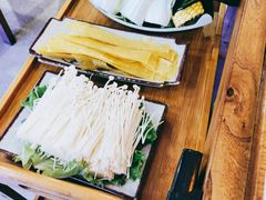 金针菇-毛辣果·贵州红酸汤牛肉火锅(西单店)