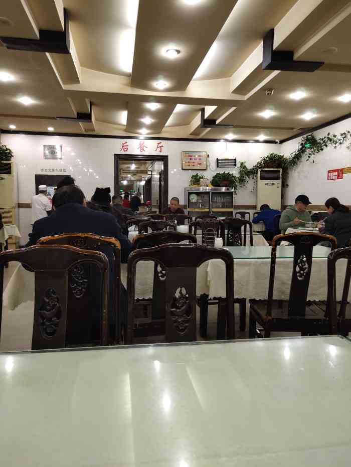 杨记拉面总店-"六点半把少年送进考场,一个人来到杨记总店.