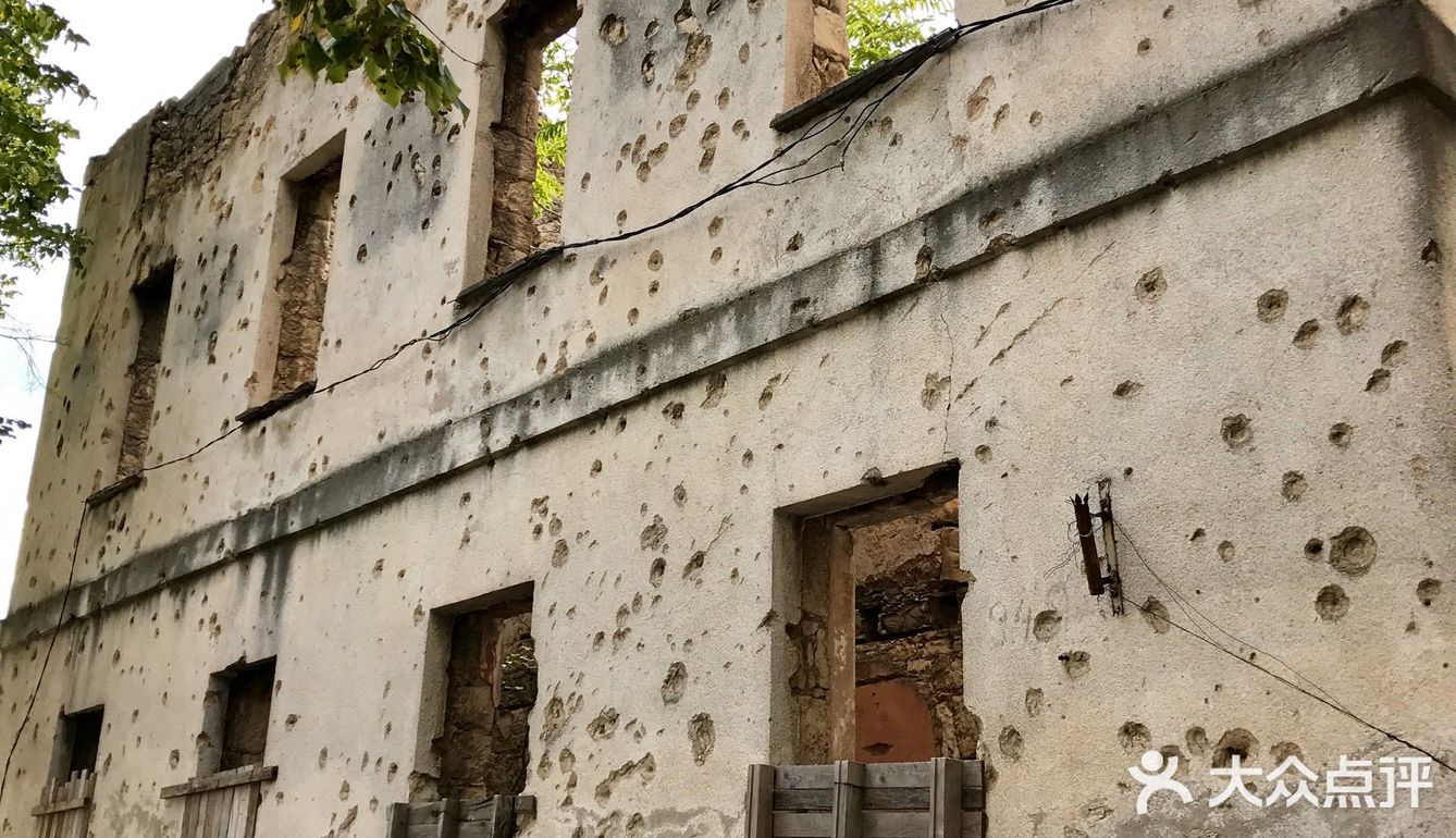 晨游波黑：Mostar 颓垣败瓦上的弹孔与涂鸦