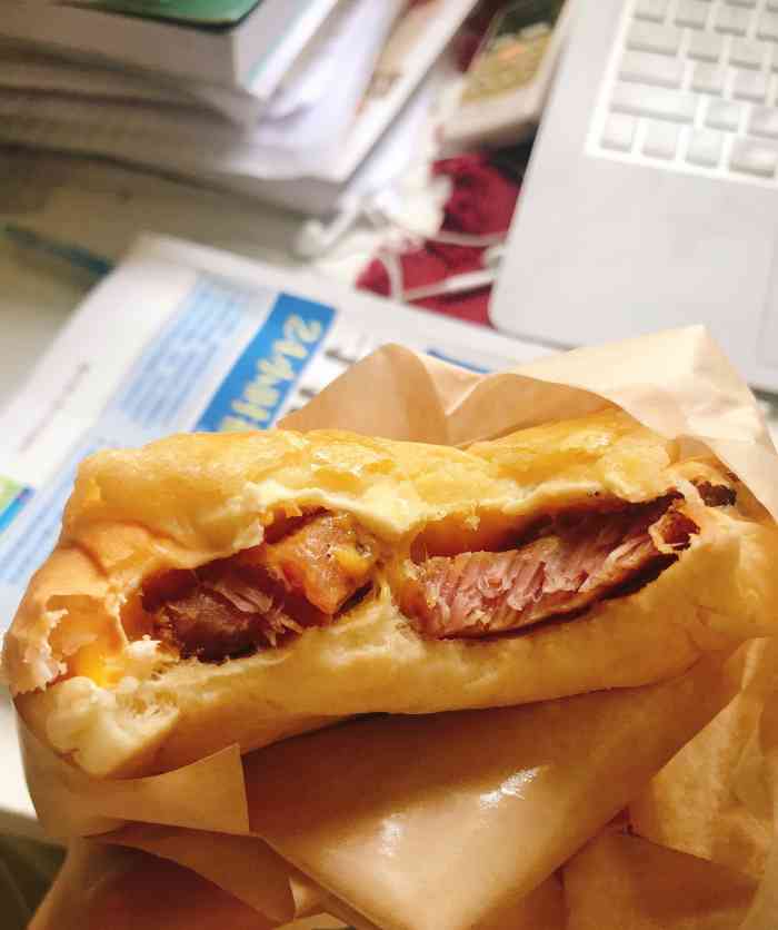 楼下猪扒包(翻身店)-"点的外卖,套餐里面有鸡扒包鸡翅和地瓜条 .