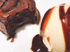 巧克力熔岩蛋糕配香草冰淇淋-萨莉亚意式餐厅(杭州滨江天街店)