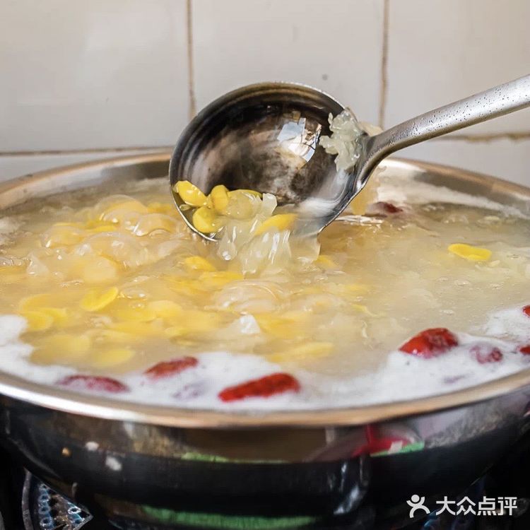  摆了8年的甜汤摊没了，开店了 