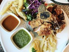 -Chom Cafe and Restaurant