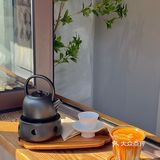 在院子里晒太阳喝咖啡 秋日氛围感拉满!