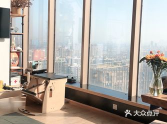 大大的落地窗可以远远的看见裤子大楼 适宜的环境伴着鲜