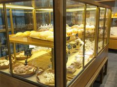 面包甜点陈列柜-啊噗吐呦现场烘焙(麦凯乐店)