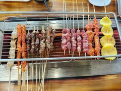 -哈尔滨小酒馆·鲜肉现穿自助烧烤(康新花园店)