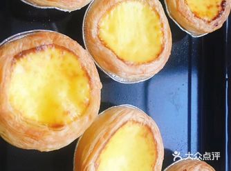 倒入事先准备好的蛋挞皮,9分满