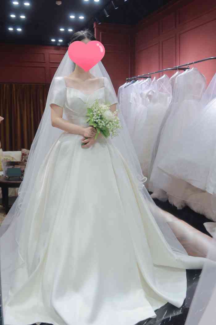 z boutique林籽婚纱-"下着雨也得陪媳妇儿试婚纱,挺特别的,之前.