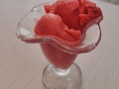 草莓冰淇淋-古老冰山特色冰淇淋店(艾提尕尔店)