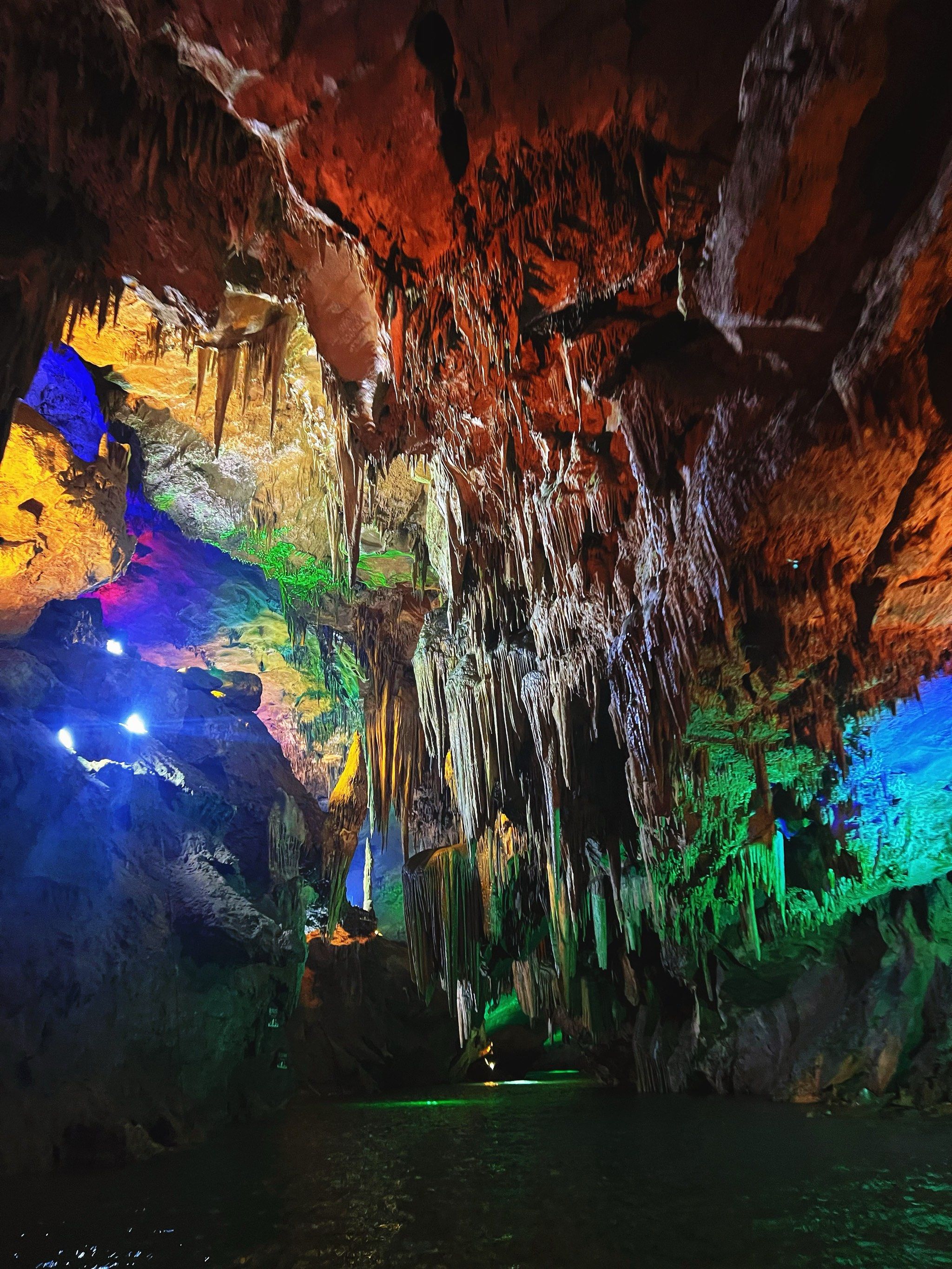 灯光下的溶洞,美得像画