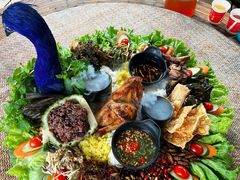 簸箕手抓孔雀宴-品德宏·孔雀宴的发源地(金塔园店)