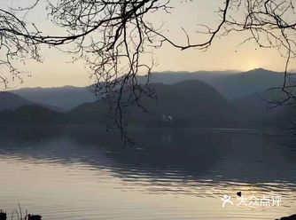 布莱德湖是阿尔卑斯山山区的一个冰融湖，位于斯洛文尼亚
