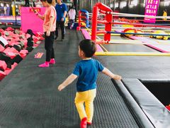 -嘿哟动霸CHUA·新潮玩运动娱乐中心·蹦床滑冰团建乐园