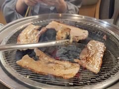 -围炉肉舍•炭烤活鳗•丹东海鲜烤肉(步行街店)