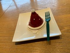 圣诞帽草莓慕斯蛋糕-星巴克(洛阳中州路王府井店)