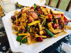 -临江餐馆二楼美食部落