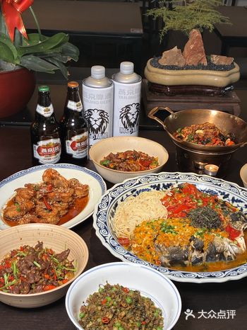 叁味真湘，一踏入便能感受到浓厚湘菜氛围啊！环境大气敞亮