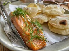 烟熏三文鱼配烤饺子皮和芥末籽酱-BOR Eatery(安福路店)