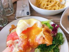 班尼迪克蛋-Common Table · Brunch & Coffee
