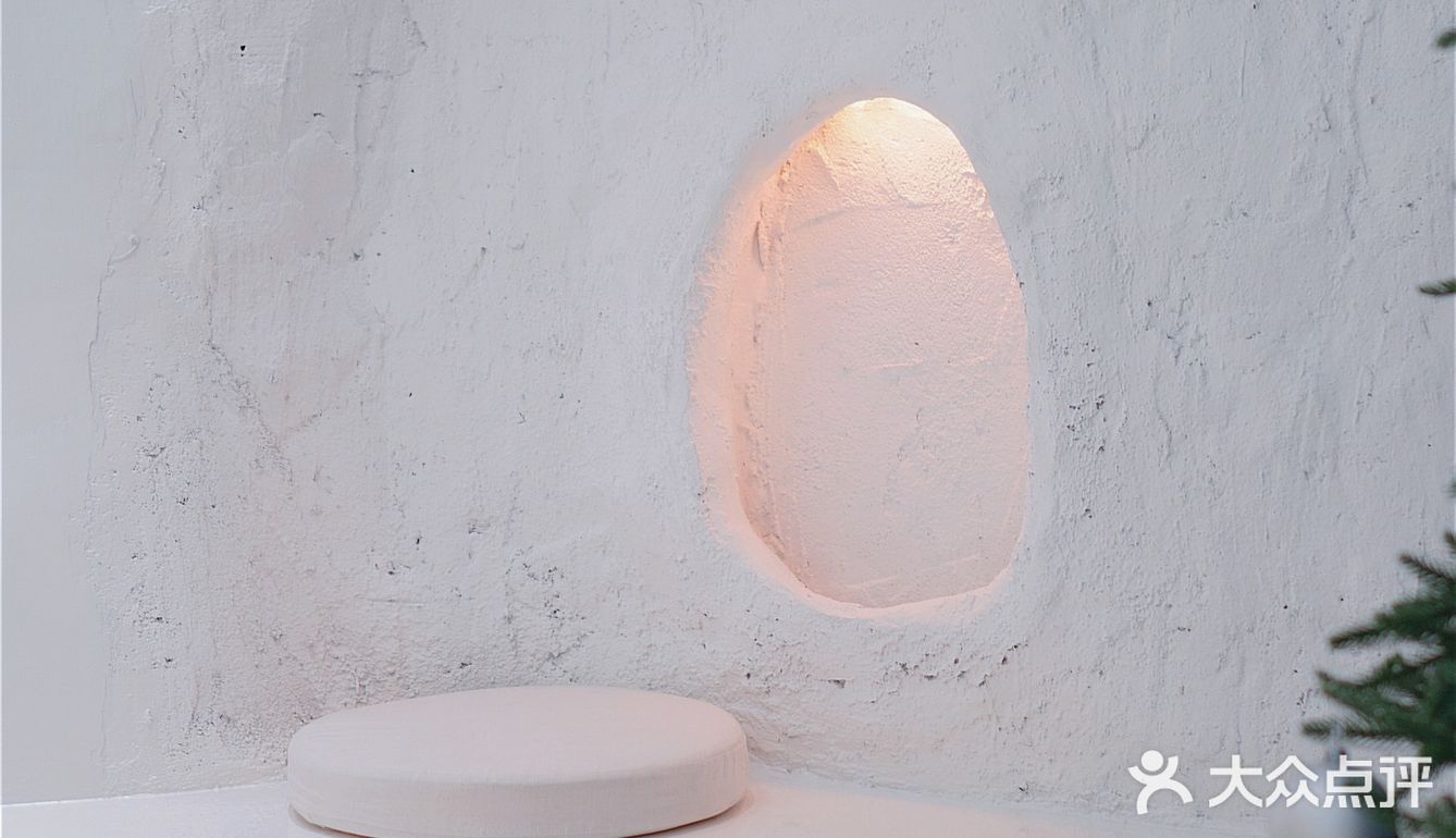 洞穴式纯白咖啡店｜滤镜我要的白是温柔的白