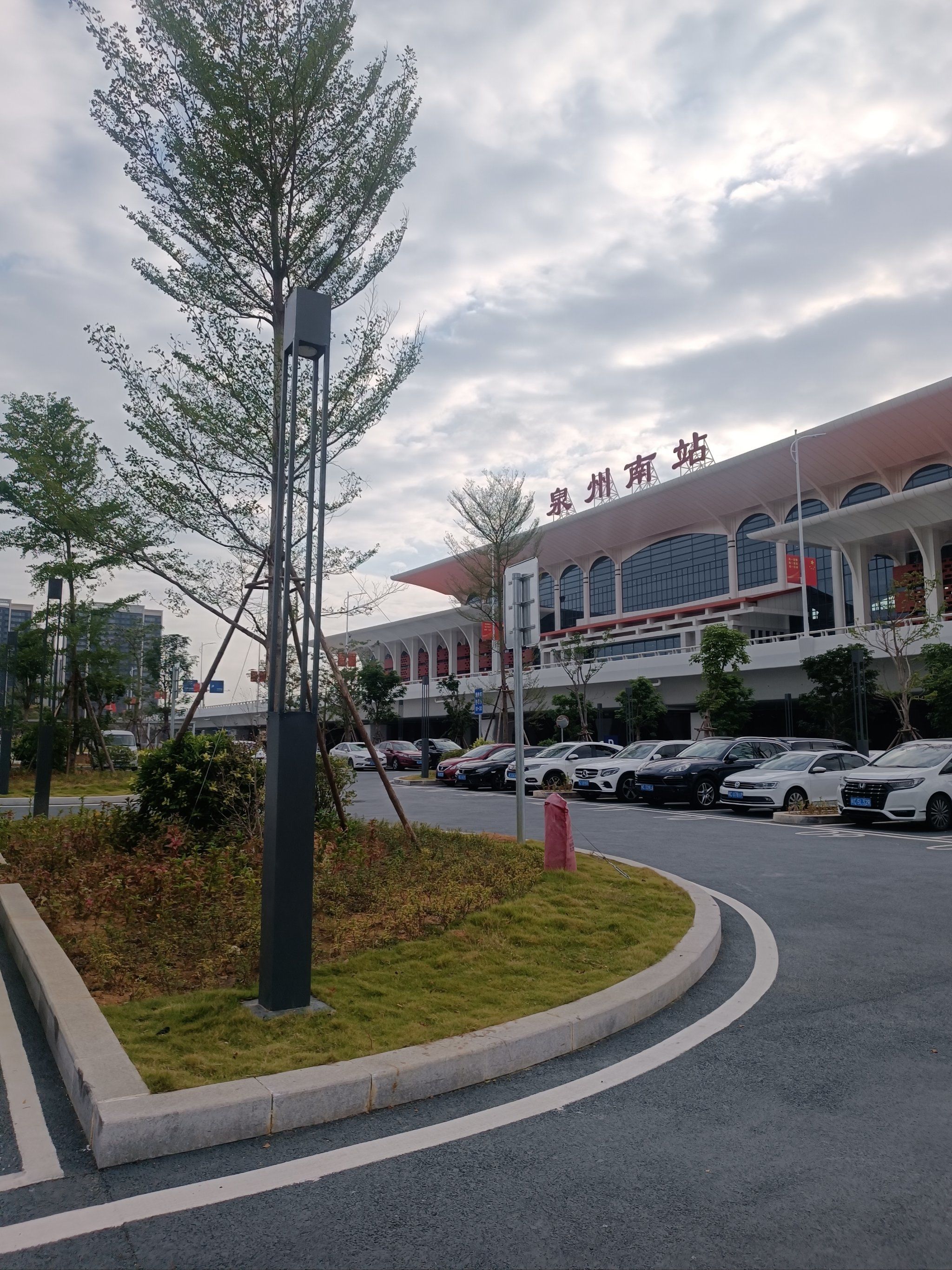 泉州南站如果导航的话是到出发层,在楼上