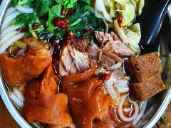 -鸿浩扒猪脚米线