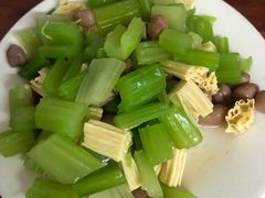 芹菜腐竹-宝瑞门钉肉饼店