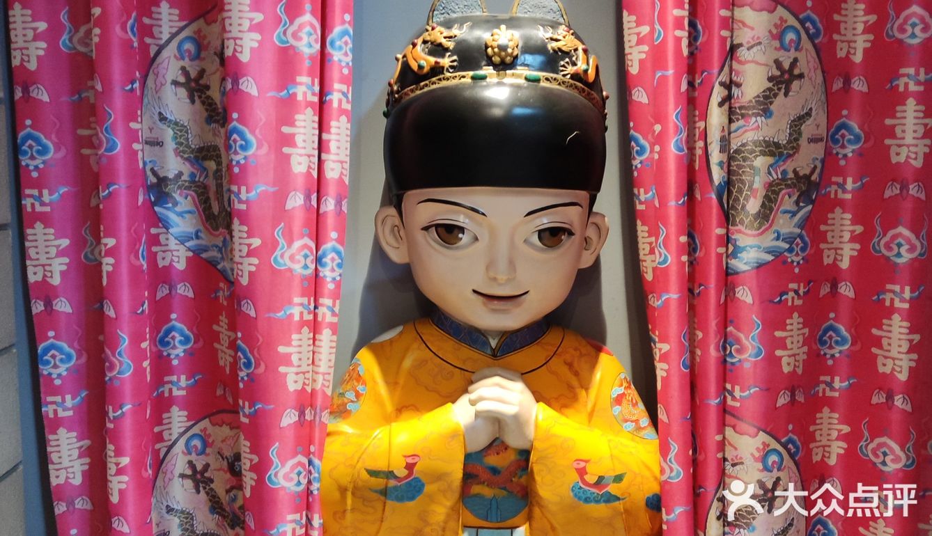 问了一下管理员，是野猫，四五个月大小了