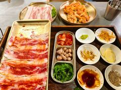 -围炉肉舍•炭烤活鳗•丹东海鲜烤肉(步行街店)