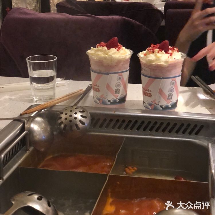 朋友买了两杯草莓明治 用来吃火锅解腻