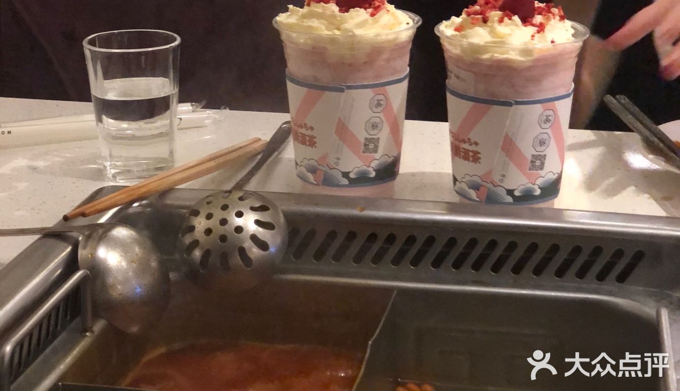 朋友买了两杯草莓明治 用来吃火锅解腻
