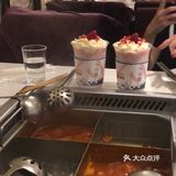 朋友买了两杯草莓明治 用来吃火锅解腻