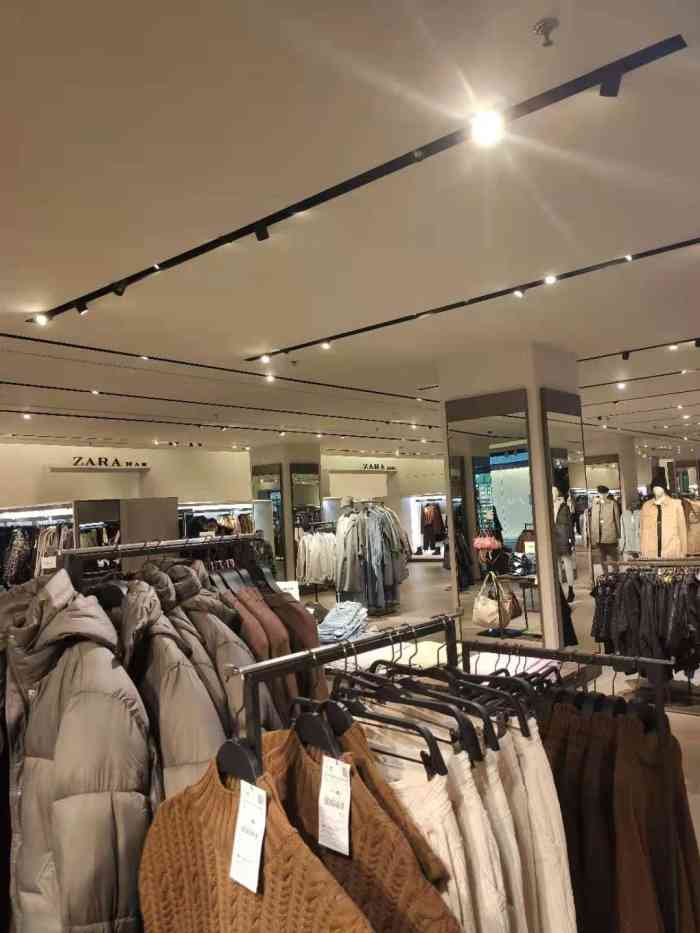 zara(大悦城店)-"大悦城店服务真的太差 导购员的脸都很臭.